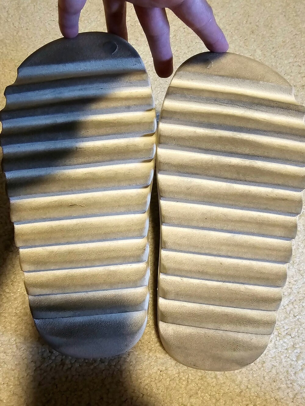 Yeezy Slides - Picture 6 of 8